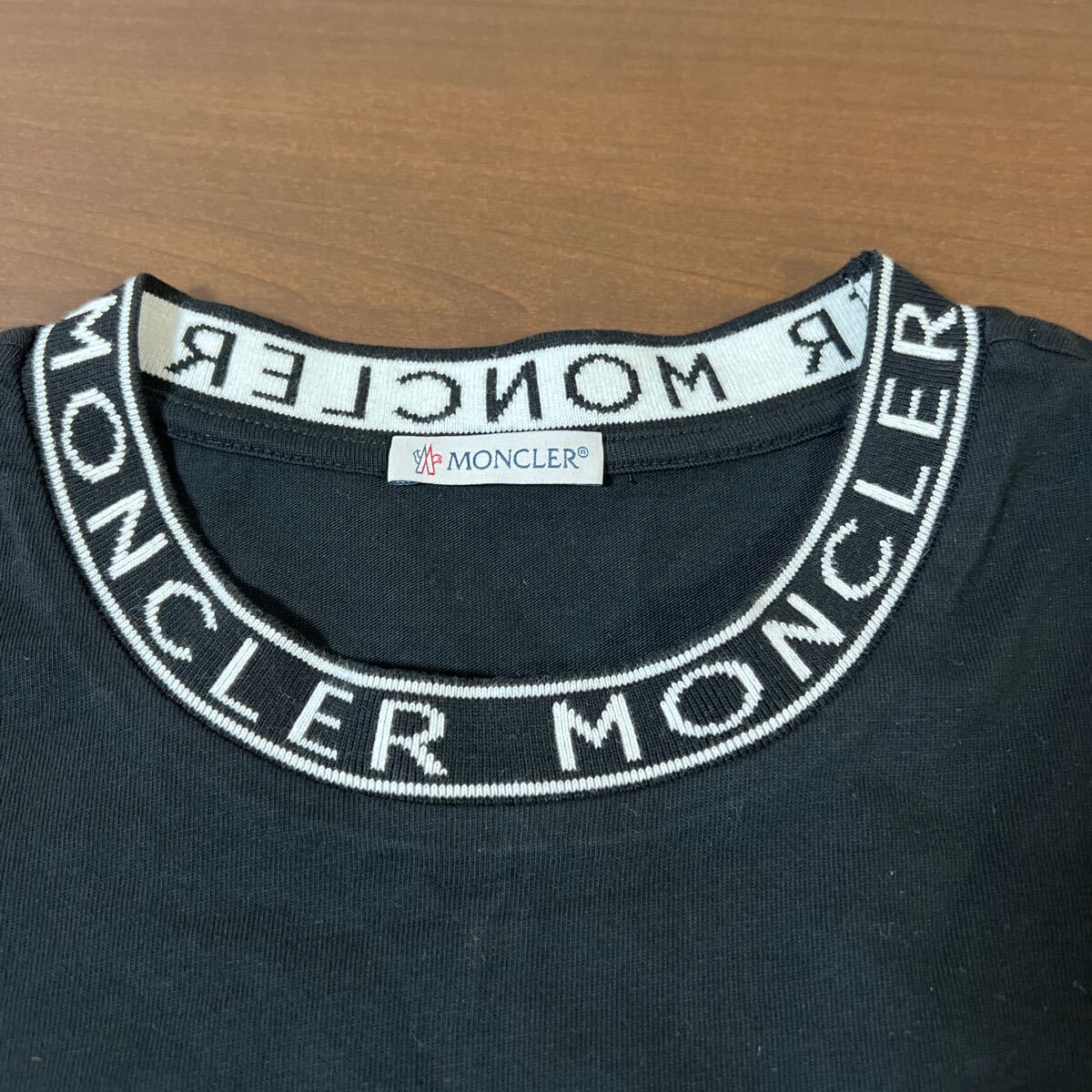 【新品】MONCLER モンクレール 現行品 ネックレタリングロゴ ワッペン Tシャツ size M メンズの画像3