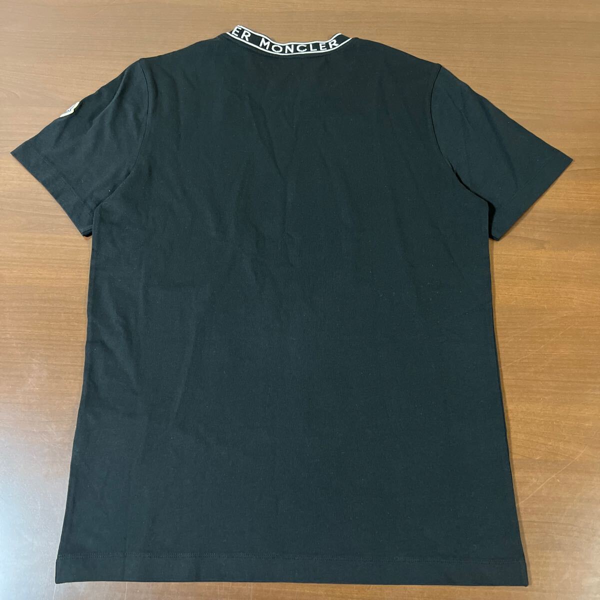 【新品】MONCLER モンクレール 現行品 ネックレタリングロゴ ワッペン Tシャツ size M メンズの画像2