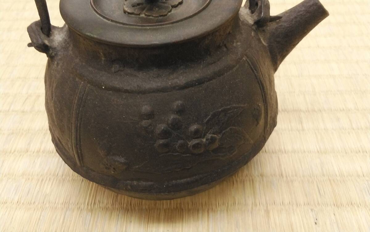 A2 小振 砲口 鉄蓋 丸型 鉄瓶 南部鉄器 茶道具 煎茶道具 急須 明治 蔵出し 初だしの画像9