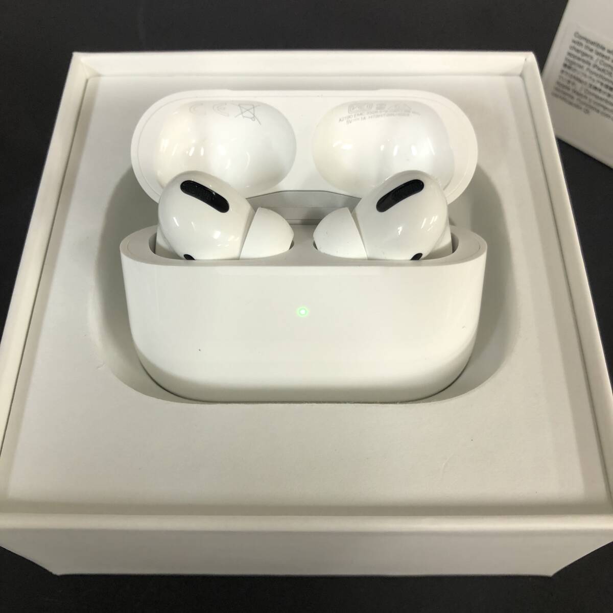 Apple AirPods Pro with MagSafe Charging Case MLWK3J/A②_画像3