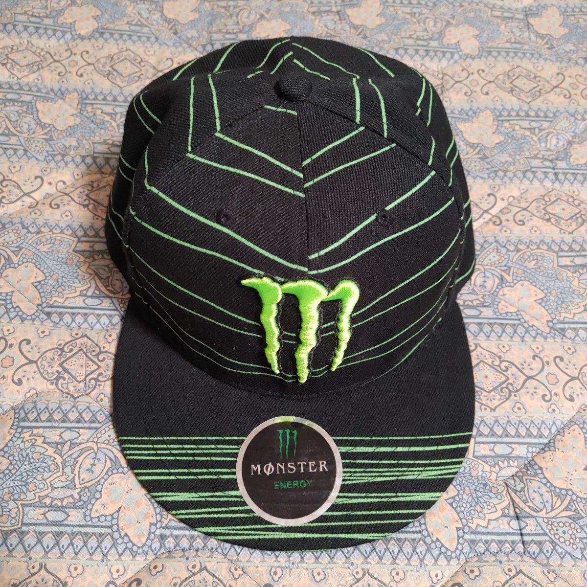 MONSTER ENERGY  キャップ　フリーサイズ《中古品》黒ライン入り×蛍光黄緑刺繍