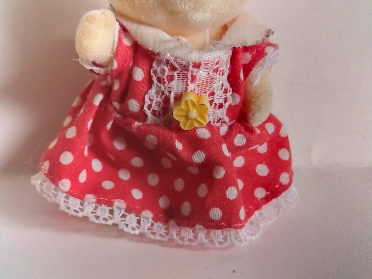 シルバニアファミリー 　ショコラウサギ　女の子　洋服　ワンピース　赤いドット柄　子供_画像3