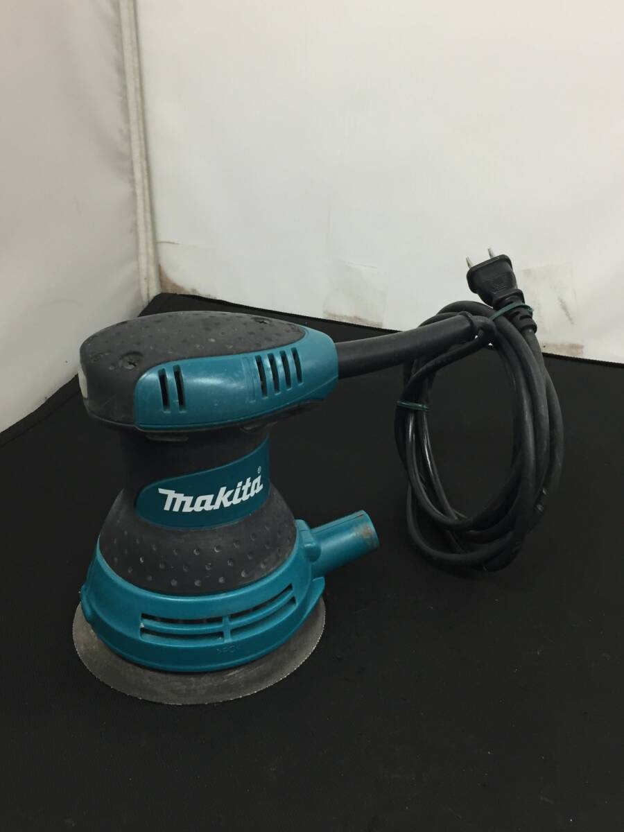 【中古品】makita(マキタ) ランダムオービットサンダ (ペーパー寸法 125㎜) BO5030 /IT5QVS3GAG28_画像1