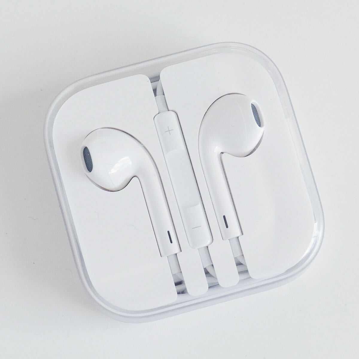 〈即決〉Apple アップル EarPods with 3.5 mm Headphone Plug イヤホン .. ［ゆうパケット発送対応］の画像1