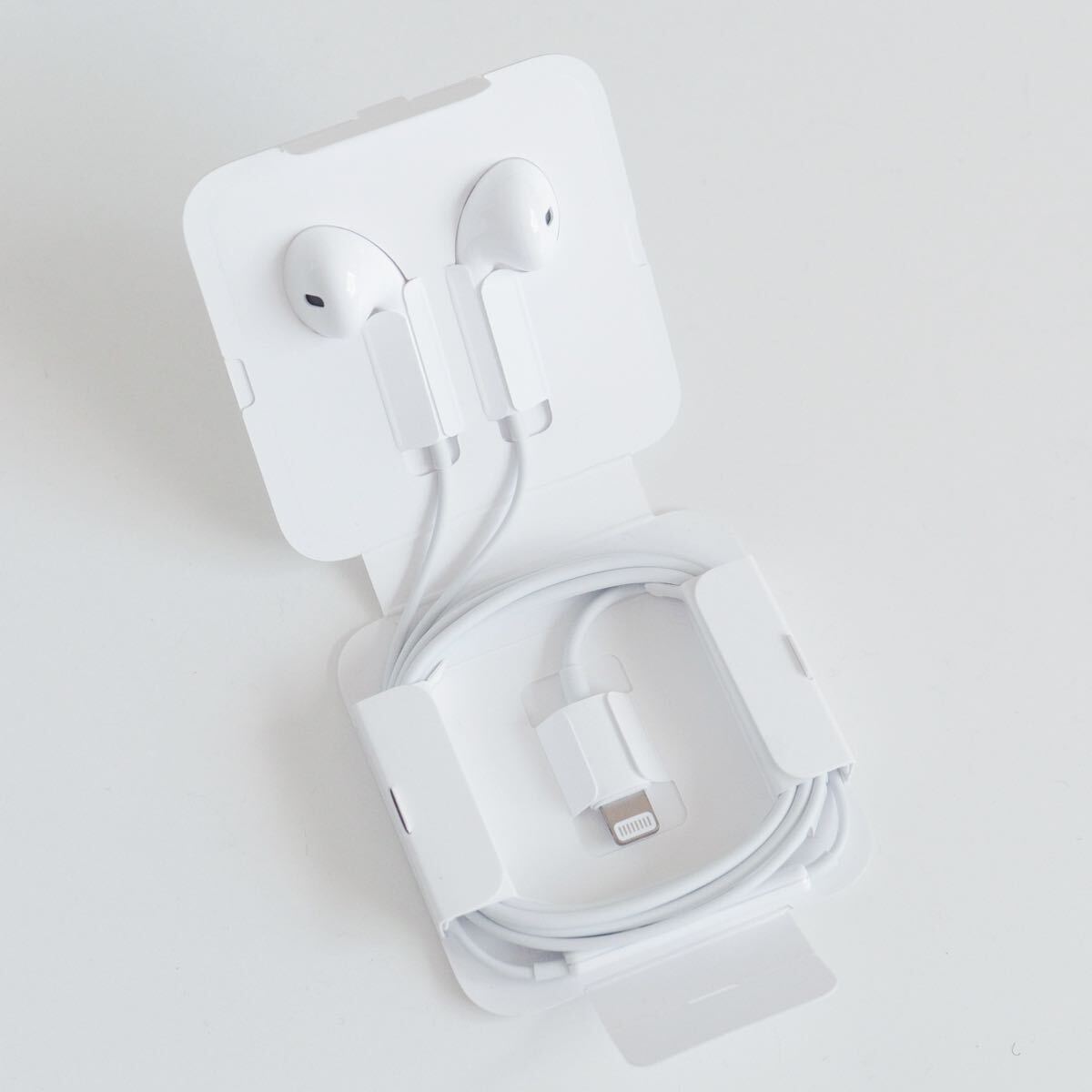 〈即決〉Apple アップル 純正品 EarPods with Lightning Connector イヤホン ［ゆうパケット発送］の画像2