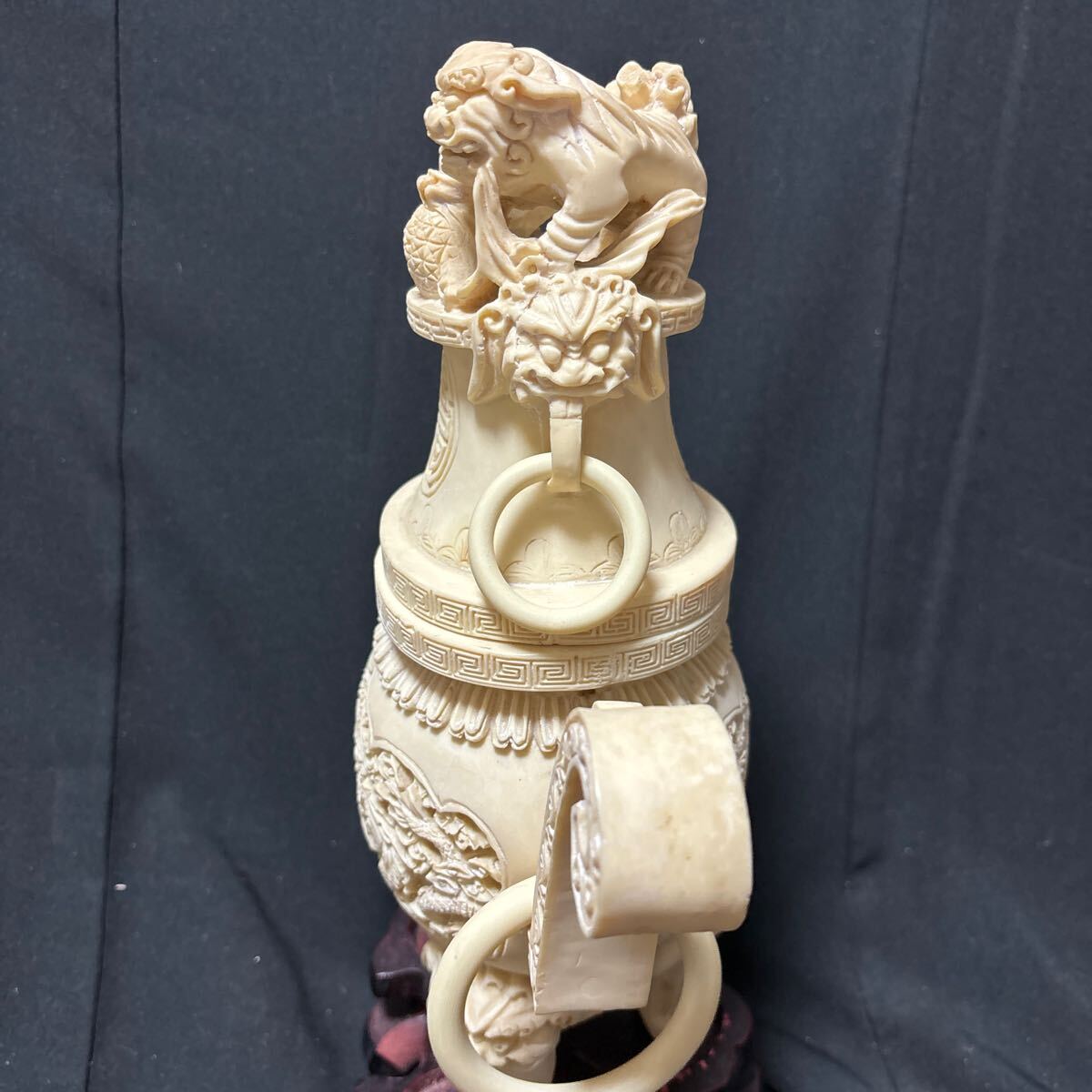 中國古美術 象牙風香炉 三つ脚 台座付き 高さ30から35㌢ 香炉 乾隆 獅子 中国美術 細密彫刻 玉獅子 香道具 飾り物 中国古玩の画像5