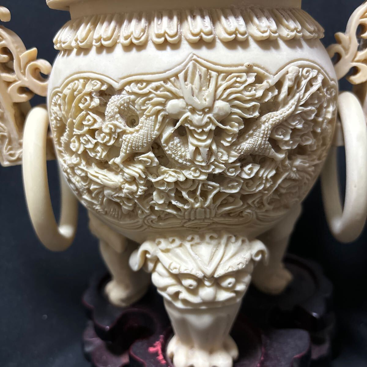 中國古美術 象牙風香炉 三つ脚 台座付き 高さ30から35㌢ 香炉 乾隆 獅子 中国美術 細密彫刻 玉獅子 香道具 飾り物 中国古玩の画像4