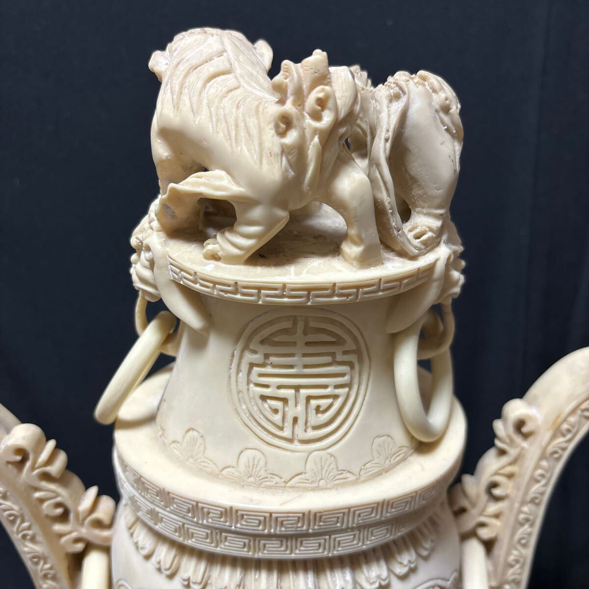 中國古美術 象牙風香炉 三つ脚 台座付き 高さ30から35㌢ 香炉 乾隆 獅子 中国美術 細密彫刻 玉獅子 香道具 飾り物 中国古玩の画像3