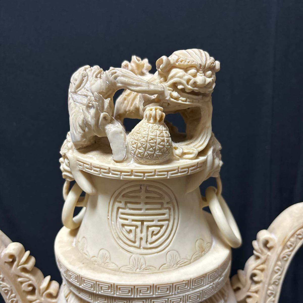 中國古美術 象牙風香炉 三つ脚 台座付き 高さ30から35㌢ 香炉 乾隆 獅子 中国美術 細密彫刻 玉獅子 香道具 飾り物 中国古玩の画像2