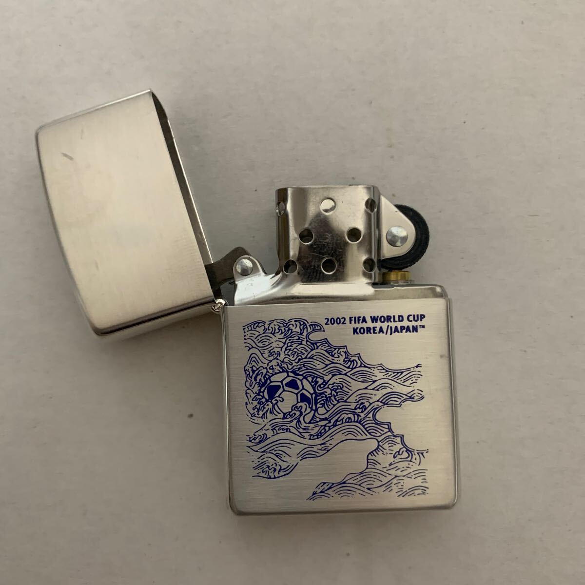 ZIPPO ジッポー オイルライター Zippo ジッポ 喫煙具 2002 FIFA World Cup Korea Japan USA J ケース付 未使用 IH10258hの画像4