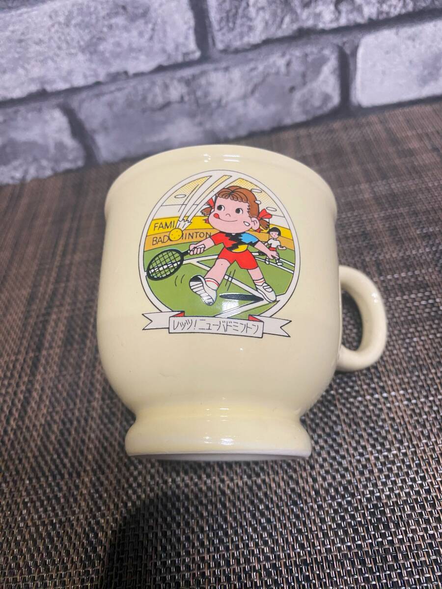 ☆ レトロ FUJIYA ペコちゃんマグカップ レッツ！ニューバドミントン ペコマグ ペコちゃんプリンカップ 不二家 ペコちゃん コレクター品_画像2