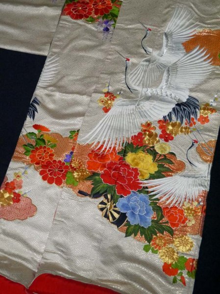 【KIRUKIRU】美品 打掛 着物 正絹 刺繍の花車と鶴意匠 白地 金糸 金彩 紗綾形 振袖 和装 着付け 呉服 kimono 花嫁衣装 結婚式