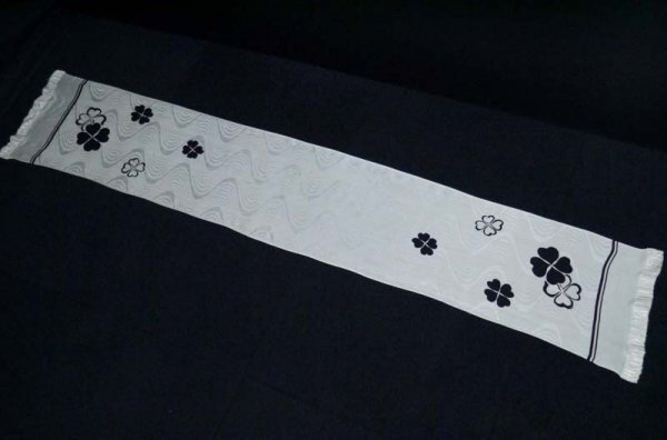 【KIRUKIRU】アンティーク 帯揚げ 正絹 モノトーンのクローバー柄 白×黒 大正ロマン レトロ 着物 和装 着付け 古布 古裂 リメイク 材料の画像2