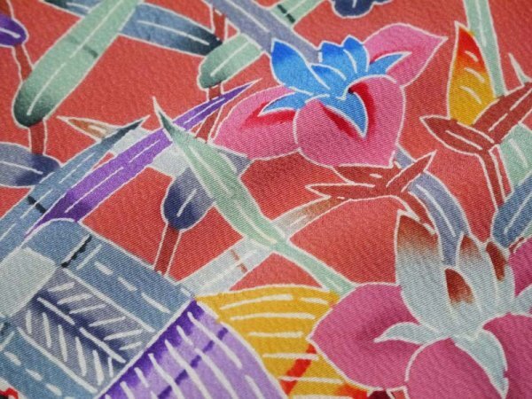 【KIRUKIRU】京紅型 振袖 着物 正絹 ピンク地 四季の花咲く風景柄 和装 着付け 呉服 古布 材料 リメイク 生地の画像10