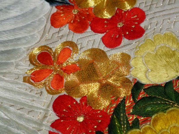 【KIRUKIRU】美品 打掛 着物 正絹 刺繍の花車と鶴意匠 白地 金糸 金彩 紗綾形 振袖 和装 着付け 呉服 kimono 花嫁衣装 結婚式の画像10