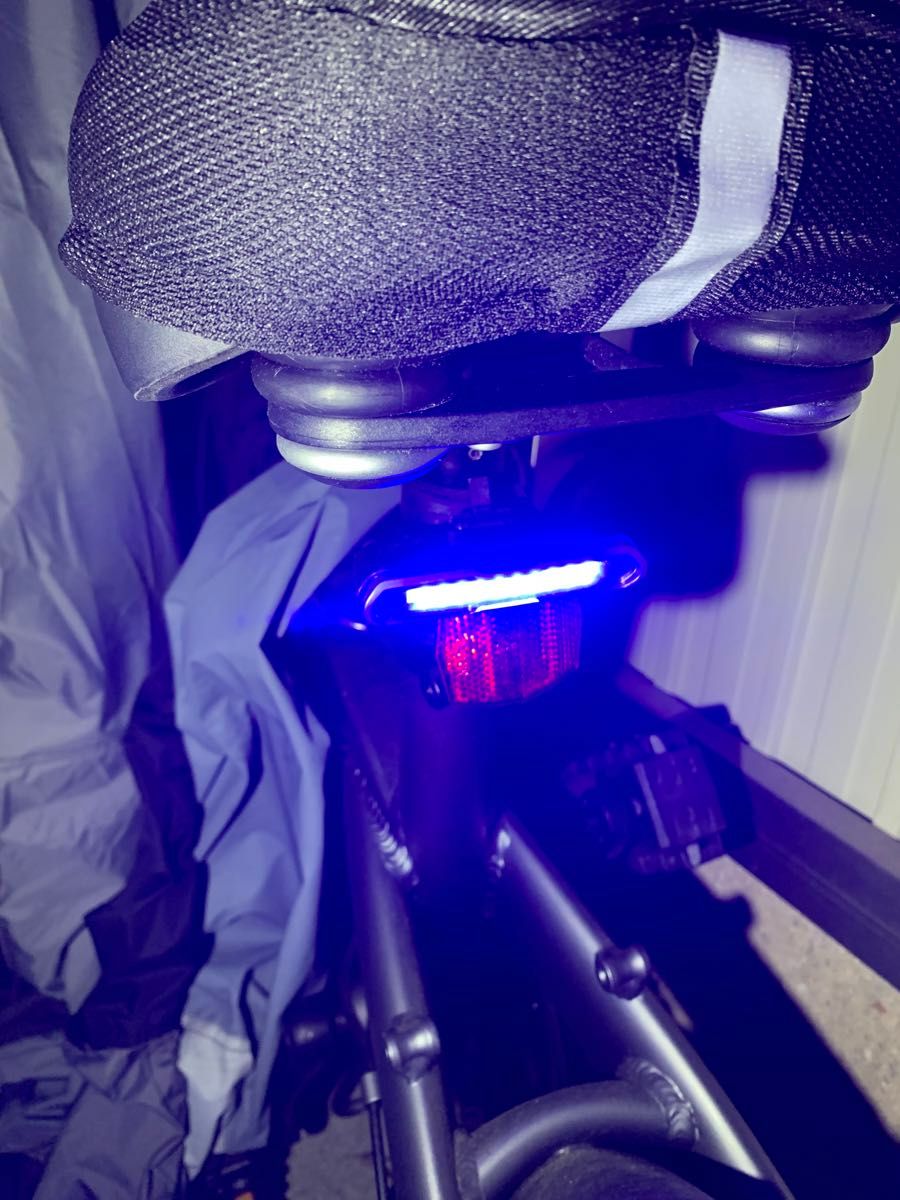 新生活を安全に！　かっこいい LED テールライト 自転車 充電式 目立つ ブルーライト　レッドライト　フラッシュ!!