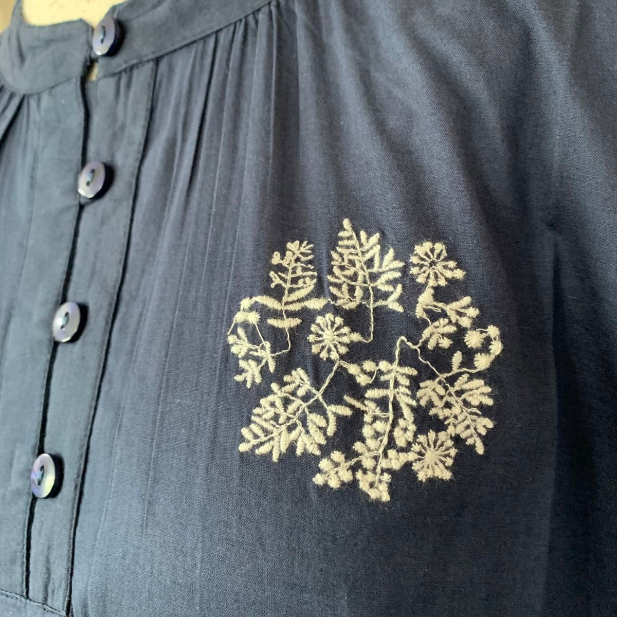 【new】お薦め 新品 サークル フラワー 刺繍 綿 シャツ ブラウス ネイビー 可愛い ナチュラル 薄地 夏 半袖 コットン