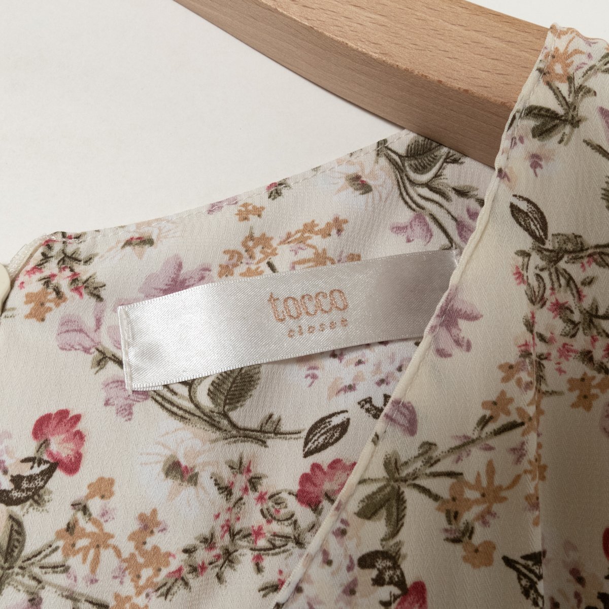 tocco closet トッコ クローゼット 花柄 Vネック ロングワンピース M ポリエステル100% クリームカラー 綺麗め フェミニン カジュアルの画像2