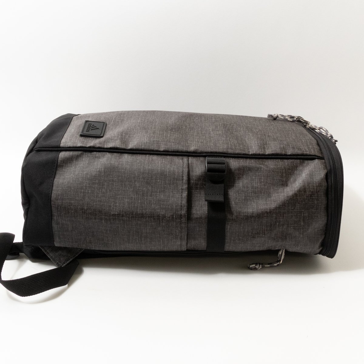 adidas アディダス リュックサック デイパック ポリエステル グレー ブラック PC収納 スポーティ アクティブ 通学 メンズ 紳士 男性 鞄 bagの画像3
