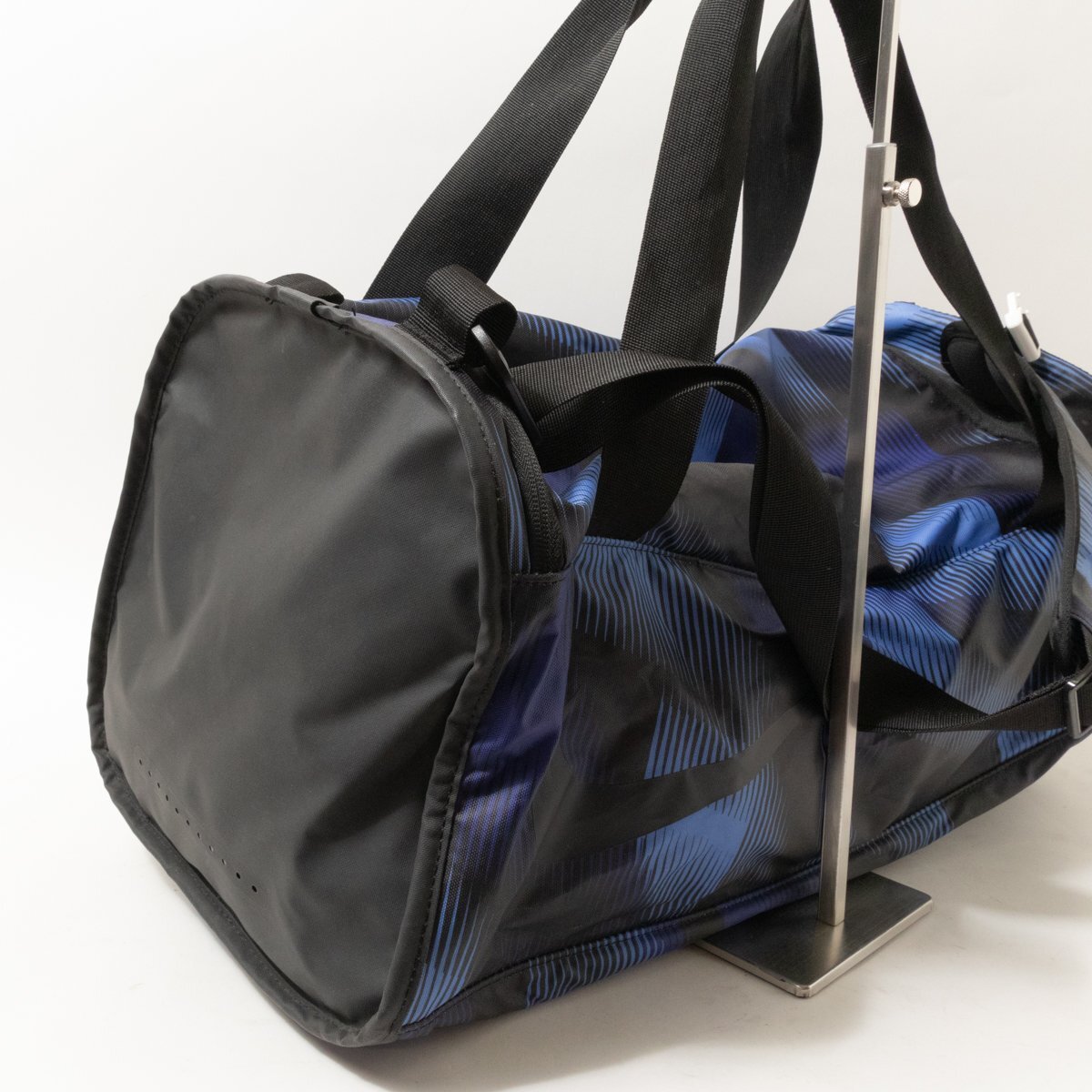 NIKE ナイキ ENGINEERED CARRY SYSTEM ボストンバッグ ブルー 青 ブラック 黒 ナイロン ユニセックス 斜め掛け 手さげ 大容量 bag 鞄_画像3