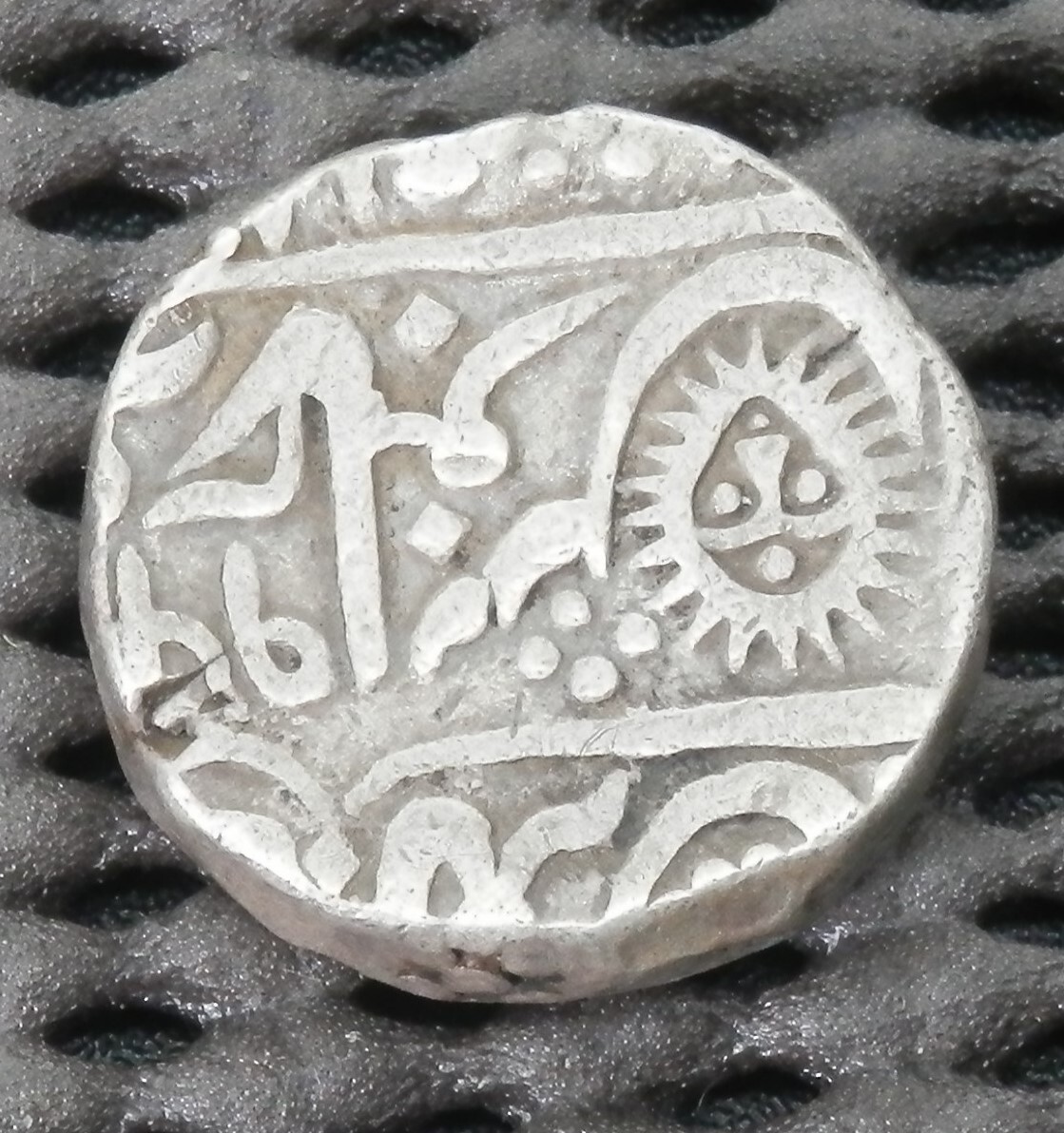 インド 1ルピー銀貨 11.12ｇ 18.3㎜×4.3㎜ エッジに荘印がいくつかあります。の画像1