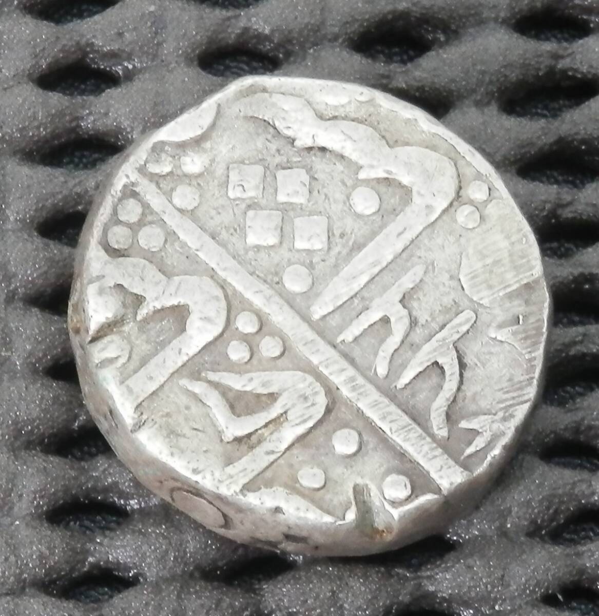 インド 1ルピー銀貨 11.12ｇ 18.3㎜×4.3㎜ エッジに荘印がいくつかあります。の画像2