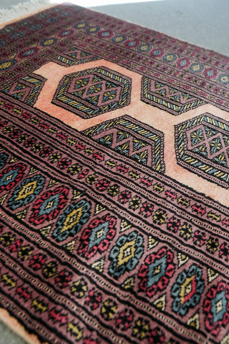 128×76cm 珍しいピンクカラーの パキスタン 手織り絨毯 シルク ,ウール