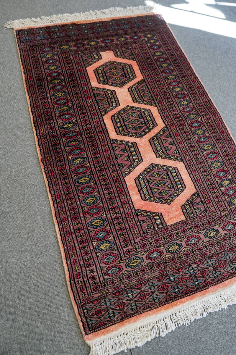 128×76cm 珍しいピンクカラーの パキスタン 手織り絨毯 シルク ,ウール