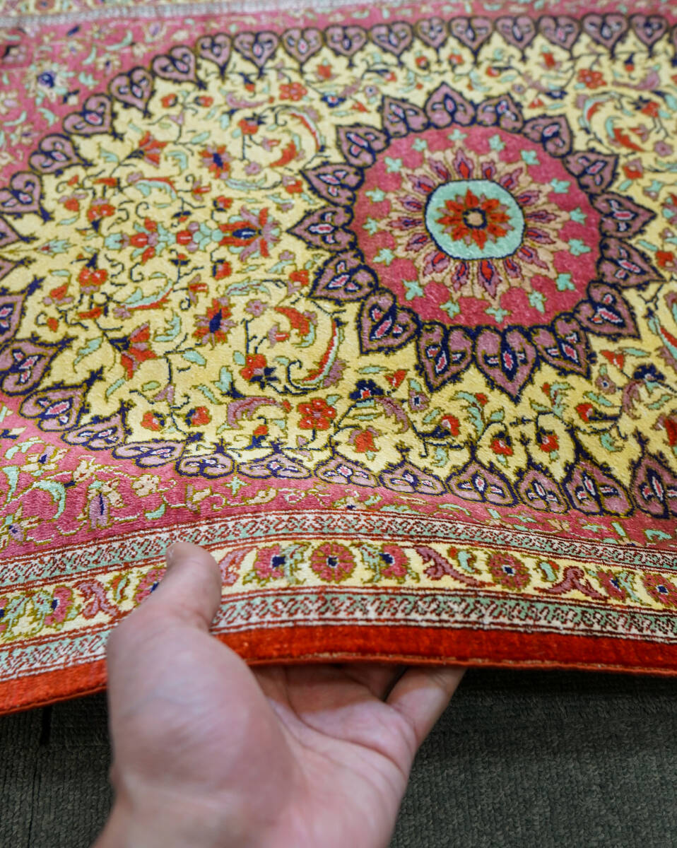 80×58cm ペルシャクム産 モハマヂー房 の総手織りシルク絨毯 80×58cm ペルシャクム産 モハマヂー房 の総手織りシルク絨毯