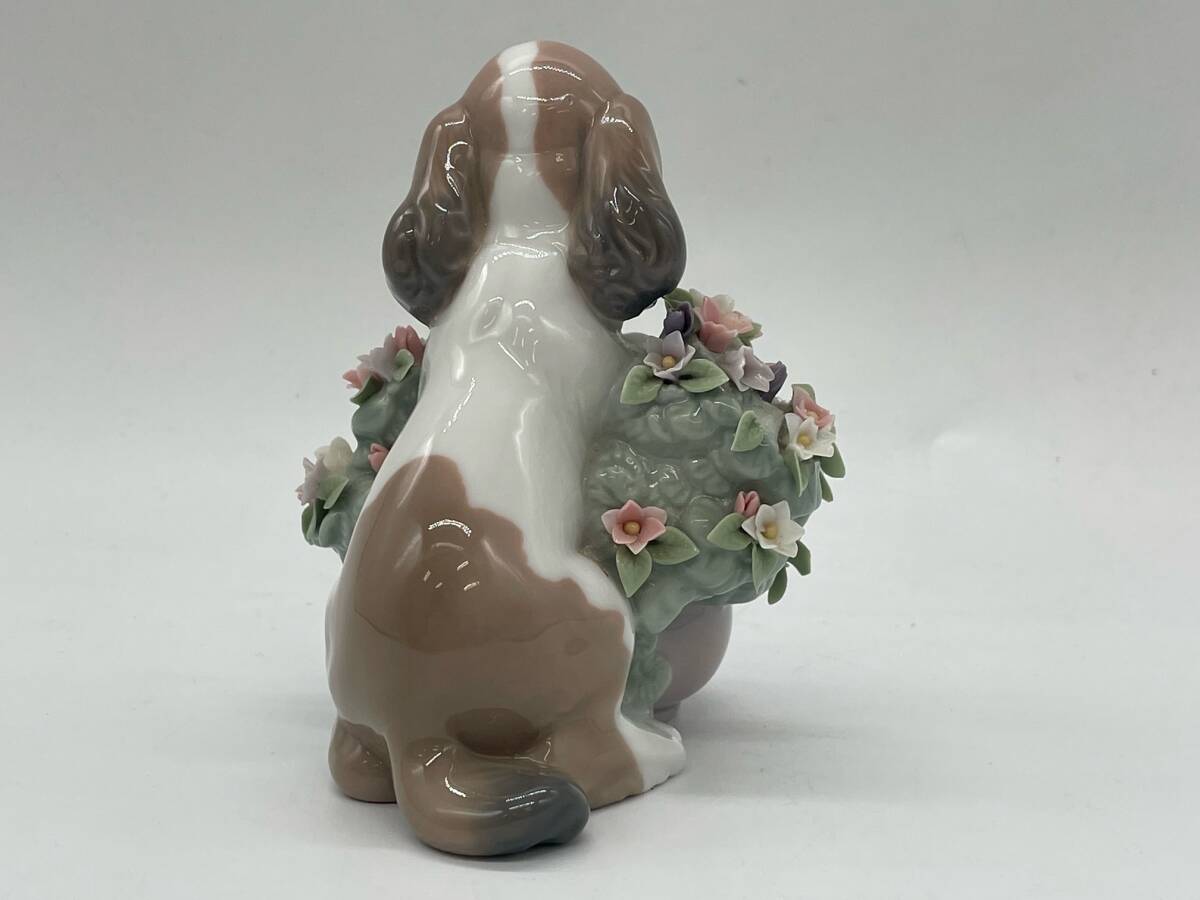 S4939◆ リヤドロ LLADRO お花が大好き 犬 DOG 置き物 西洋人形 スペイン製 刻印あり 西洋陶芸 6574番 1998年の画像3