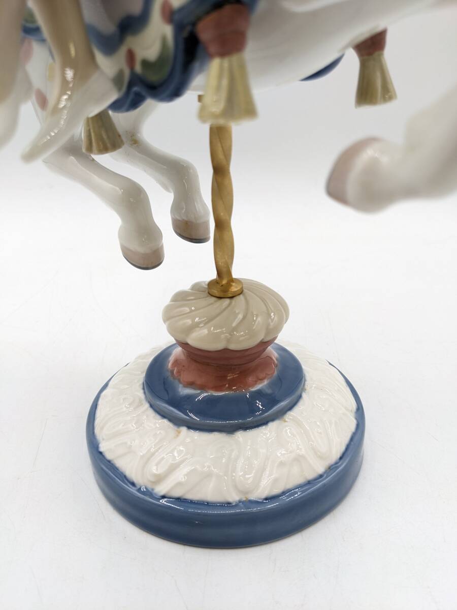 N35986〇 リヤドロ メリーゴーランドに乗る少女 LLADRO 置き物 西洋人形 スペイン製 刻印あり Girl on Carousel Horse 西洋陶芸の画像3