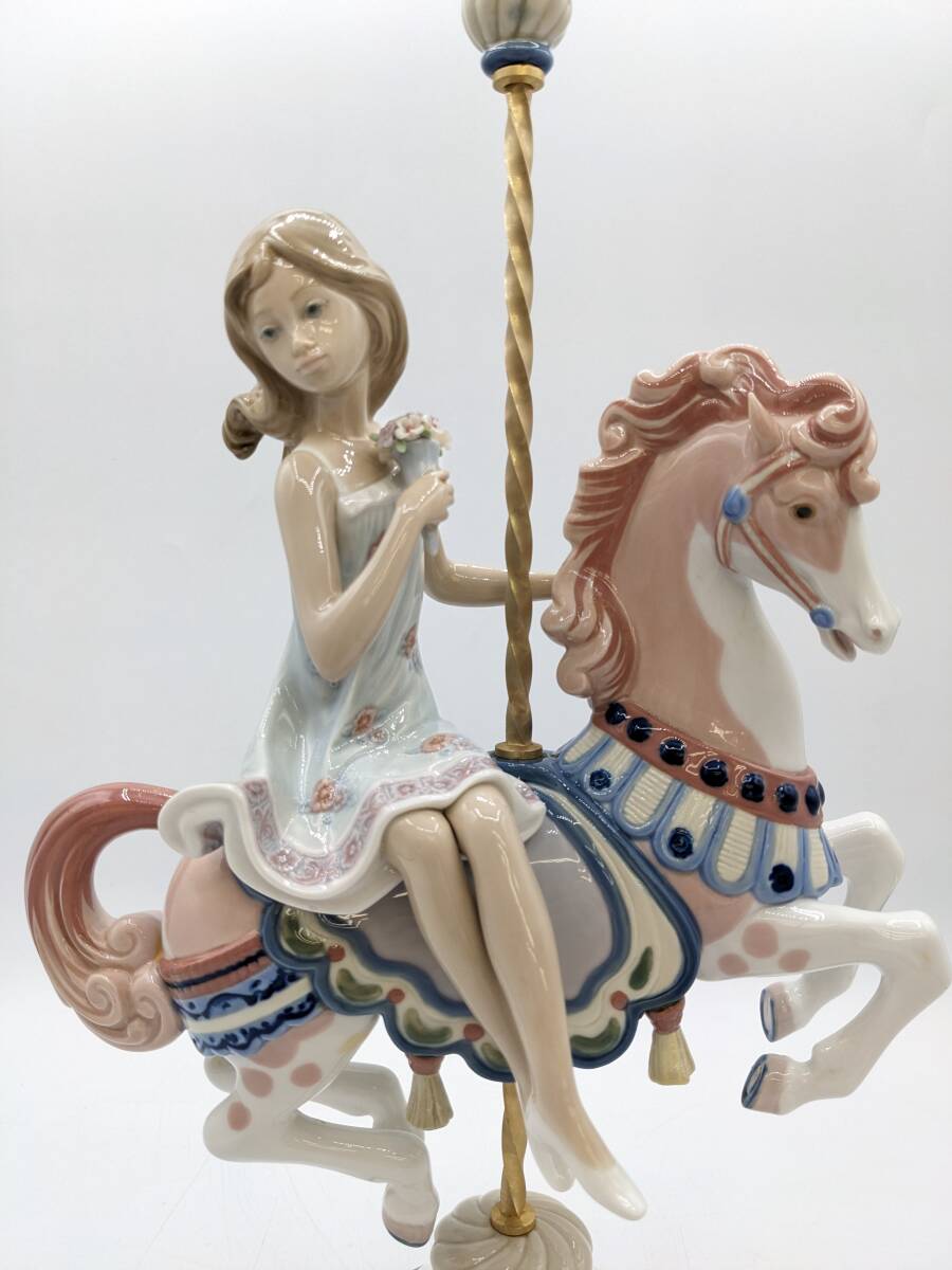 N35986〇 リヤドロ メリーゴーランドに乗る少女 LLADRO 置き物 西洋人形 スペイン製 刻印あり Girl on Carousel Horse 西洋陶芸の画像2