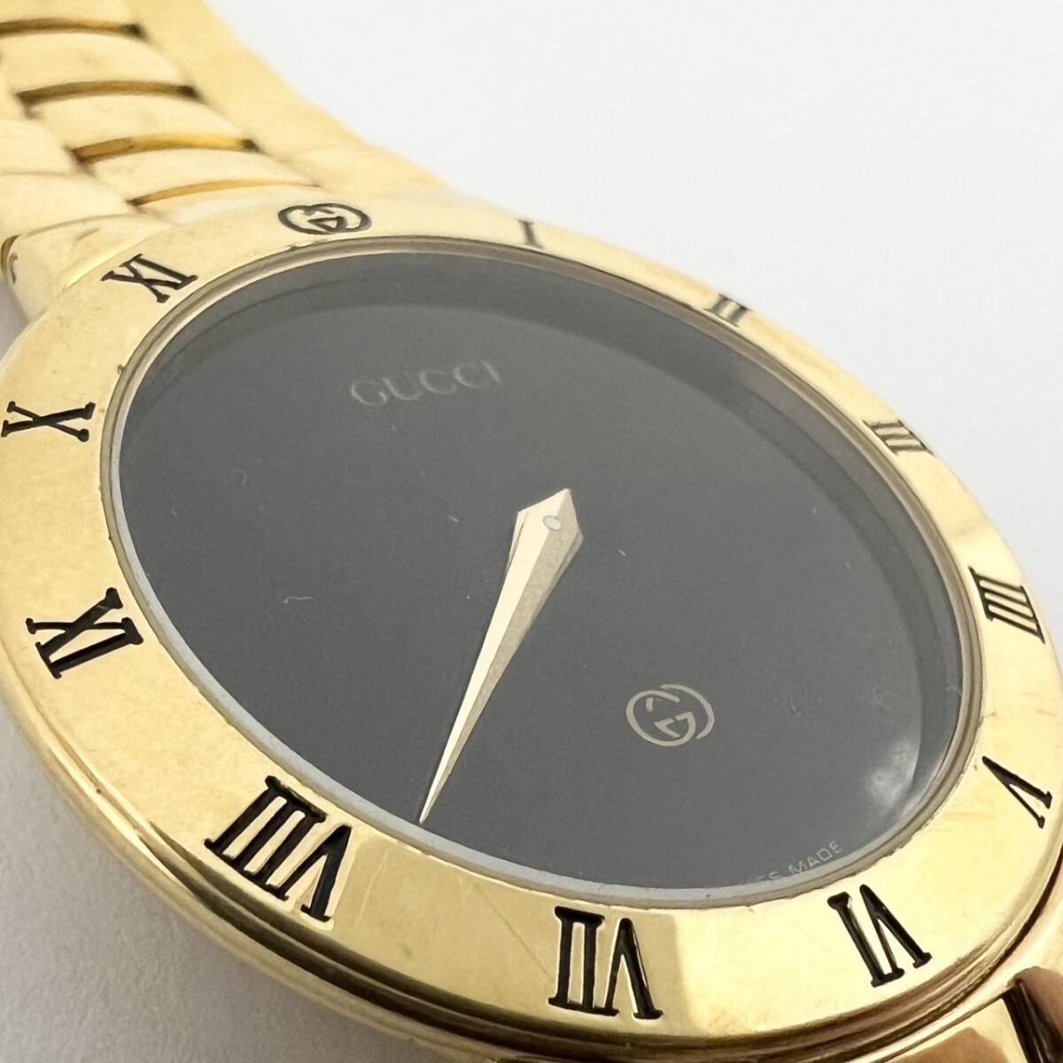 15816/ GUCCI 3300M グッチ ゴールド 金 ブラック文字盤 腕時計_画像1