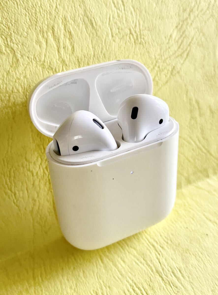 動作確認済み ★ Apple エアポッズ 第2世代 ★ AirPods with Wireless Charging Case ★ ワイヤレスイヤホン A2031 A2032 A1938の画像1