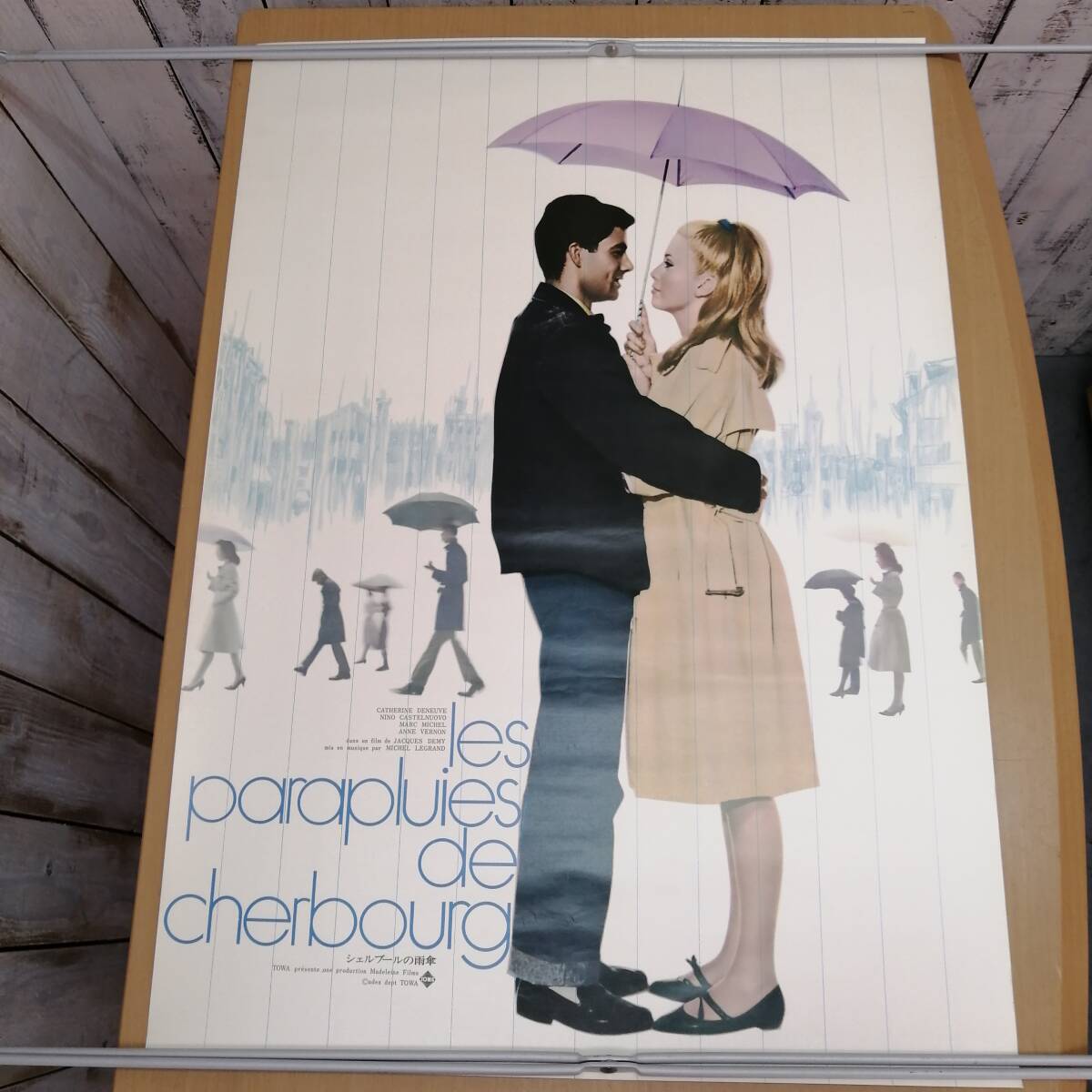 キ24032703 古い映画のポスター 「シェルブールの雨傘」 カトリーヌ・ドヌーヴ ニーノ・カステルヌオーヴォ 1964年 定形外発送の画像1