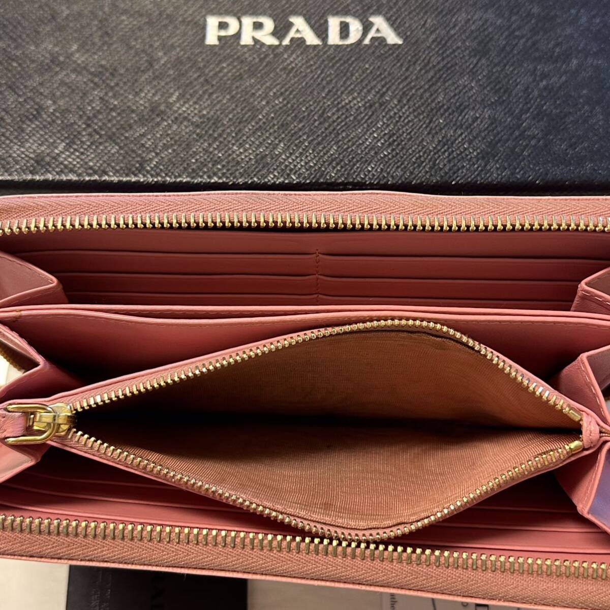 プラダ PRADA 財布　長財布　ヴィッテロムーブ　ラウンドファスナー　レディース