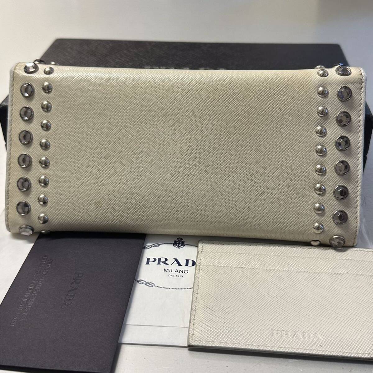 プラダ PRADA 財布　長財布　サフィアーノ　スタッズ　レディース