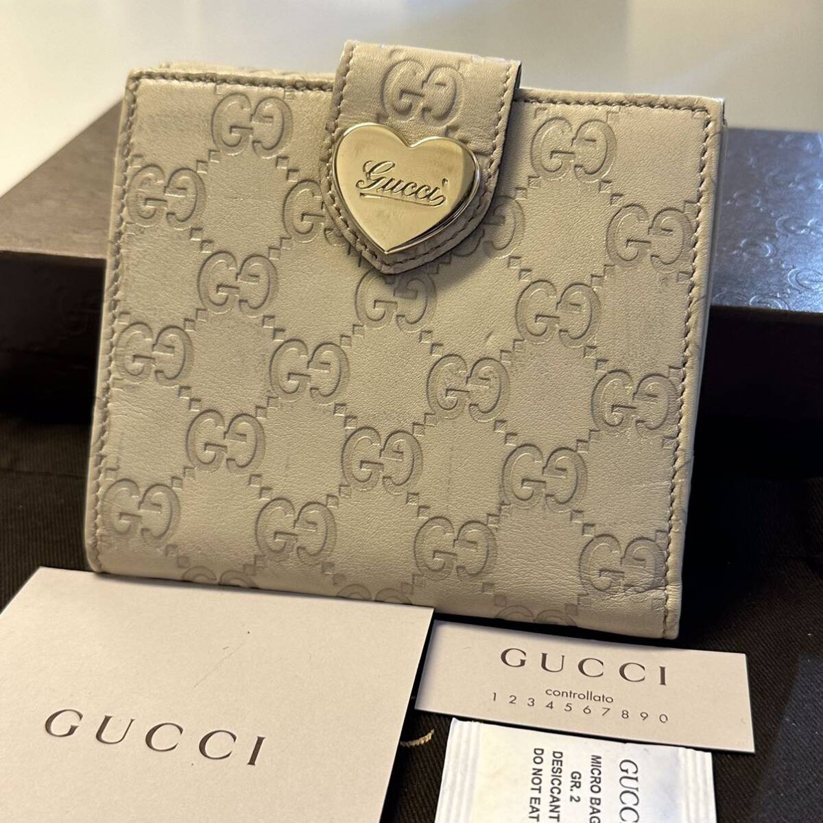 グッチ　GUCCI 財布　二つ折り　折り財布　シマレザー　ハート金具　レディース_画像1