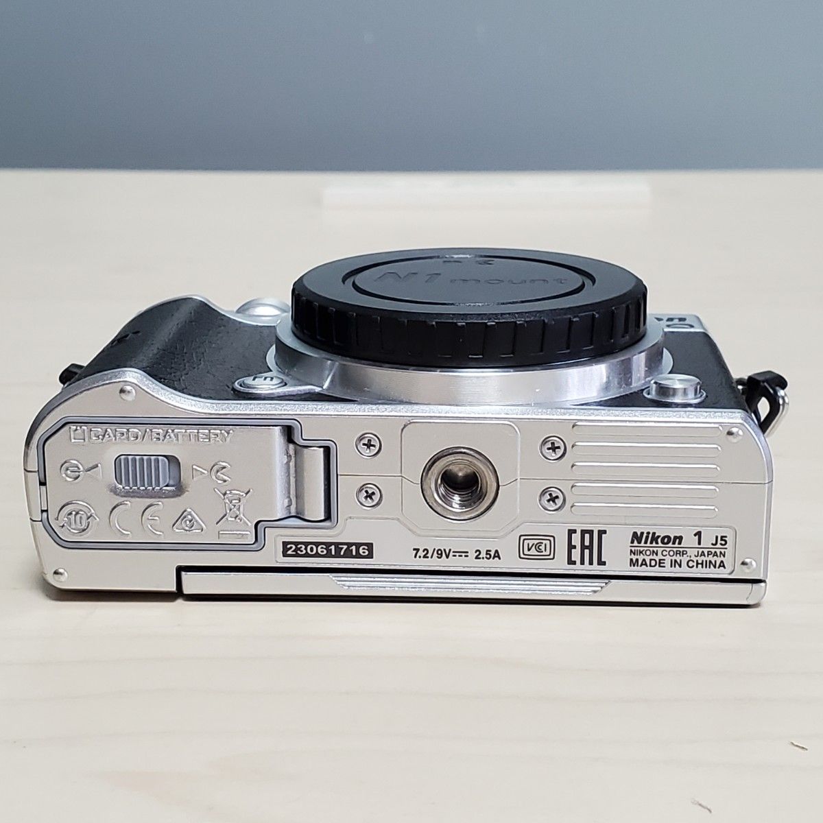 Nikon 1 J5 ボディ シルバー ショット数 約3,700回 購入特典付