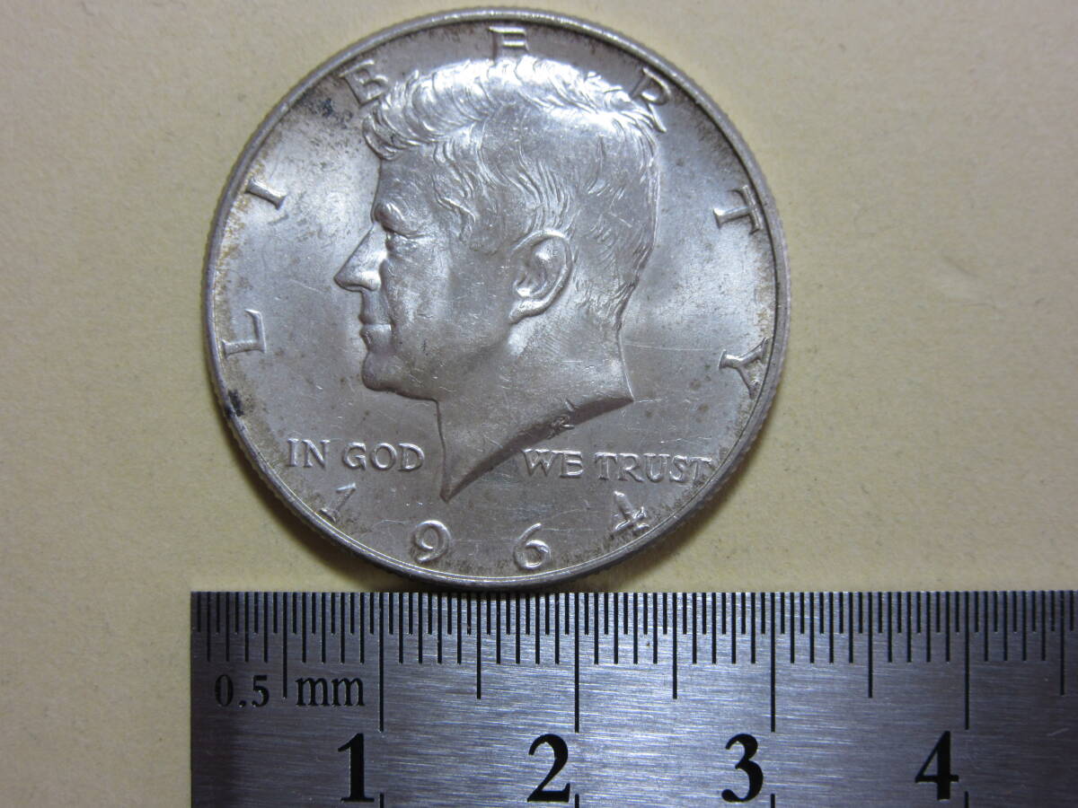 ３、アメリカ　HALF　DOLLAR銀貨　１９６４年　１２，５５ｇ_画像1