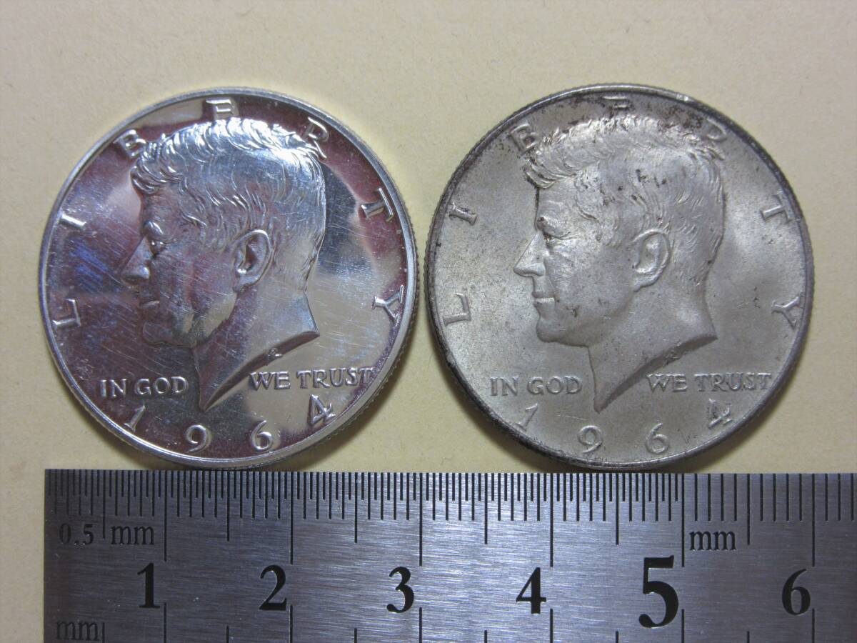 ６、アメリカ HALF DOLLAR銀貨 １９６４年 ２枚（左プルーフ） ２５，０６ｇの画像1