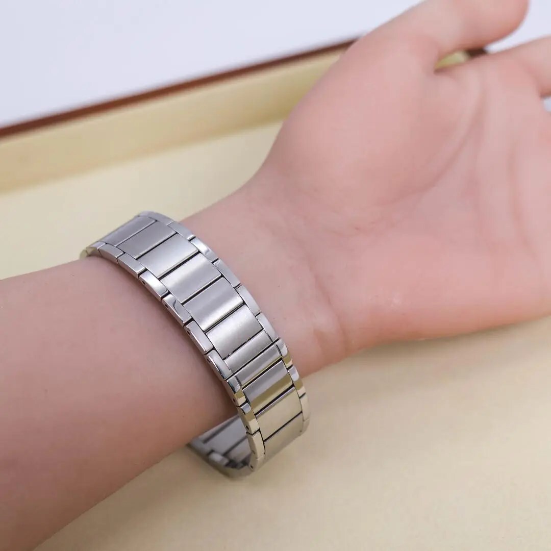 《美品》BURBERRY 腕時計 ホワイト バングル レディース 外箱付 e_画像4
