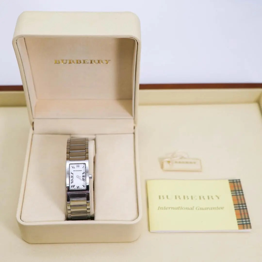 《美品》BURBERRY 腕時計 ホワイト バングル レディース 外箱付 e_画像2