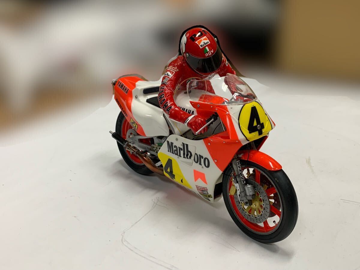 1/12 YAMAHA YZR500 ② ケニー・ロバーツ 完成品 スターティングフィギュア付き マルボロ キングケニー ヤマハ の画像4