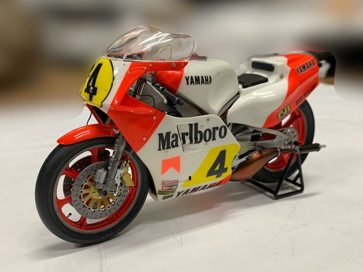 1/12 YAMAHA YZR500 ② ケニー・ロバーツ 完成品 スターティングフィギュア付き マルボロ キングケニー ヤマハ の画像6