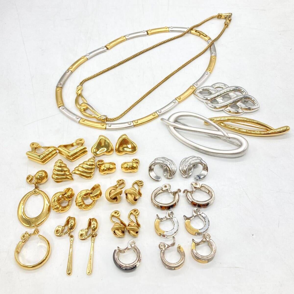 ■MONET(モネ)アクセサリー20点おまとめ■a重量約217g ゴールドカラー monet earring broach necklace jewelry accessory CE0 の画像1