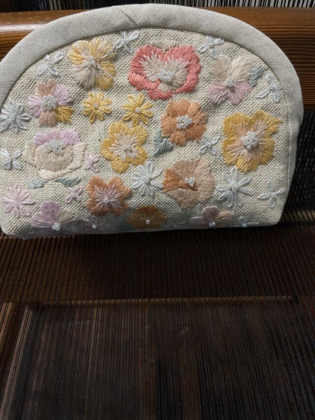 ハンドメイド 手刺繍 綿麻 ふっくらポーチの画像1