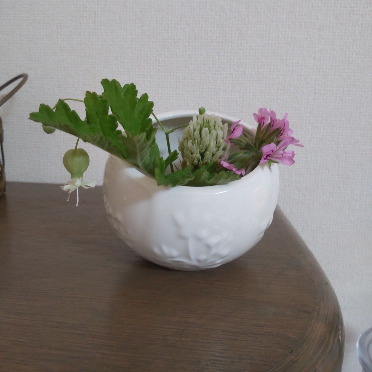 白磁　草花レリーフ　ボタニカルフラワーベース　花留め付き 斜め置きボール型花器