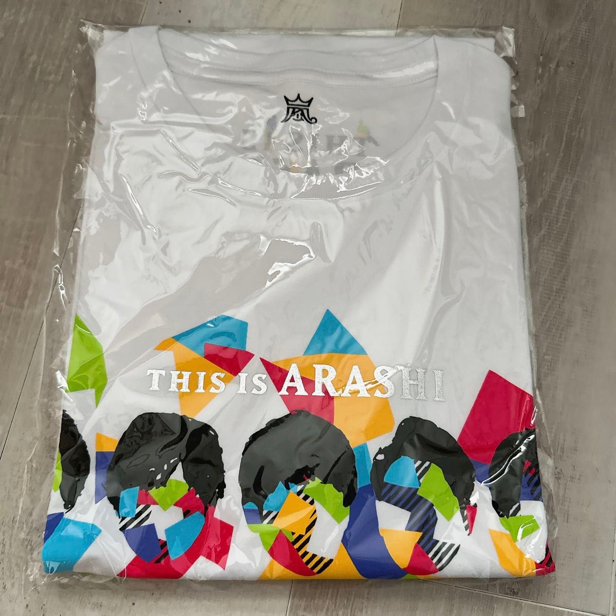 This is 嵐　Tシャツ　白 ホワイト ARASHI