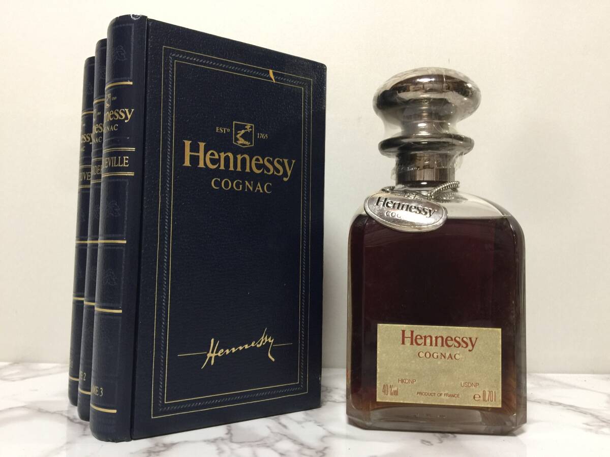 古酒 Hennessy ヘネシー シルバートップ 未開栓 ブック型 コニャック 700ml 40％    A1の画像1